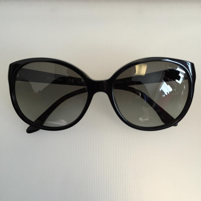 miumiu(ミュウミュウ)のmiumiu サングラス 黒 ブラック レディースのファッション小物(サングラス/メガネ)の商品写真