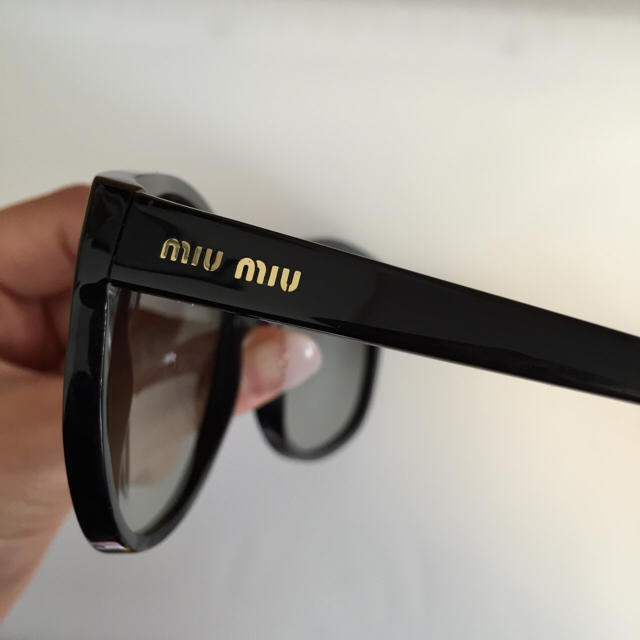 miumiu(ミュウミュウ)のmiumiu サングラス 黒 ブラック レディースのファッション小物(サングラス/メガネ)の商品写真
