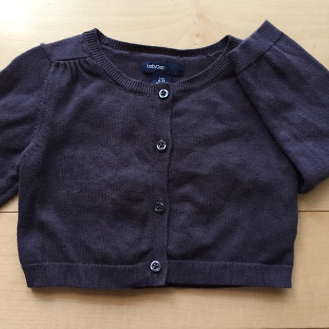 babyGAP(ベビーギャップ)のbabyGAP グレーカーディガン キッズ/ベビー/マタニティのベビー服(~85cm)(カーディガン/ボレロ)の商品写真