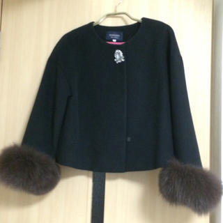 ジャスグリッティー(JUSGLITTY)のブローチ付き袖ファーショートコート(毛皮/ファーコート)