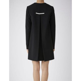 バーニーズニューヨーク(BARNEYS NEW YORK)のYUKO CHAN　バックパールボックスプリーツドレス(ひざ丈ワンピース)