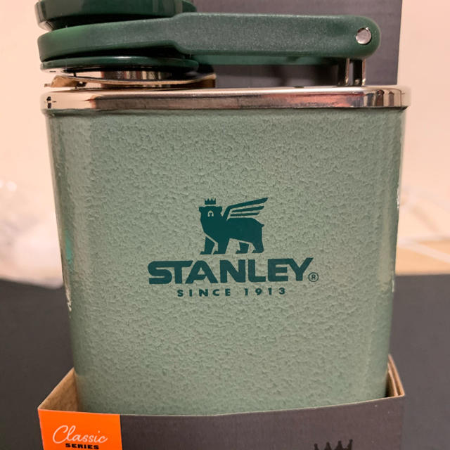 Stanley(スタンレー)のSTANLEY(スタンレー) クラシックフラスコ 0.23L 新品未使用　新ロゴ スポーツ/アウトドアのアウトドア(その他)の商品写真