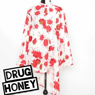 ファンキーフルーツ(FUNKY FRUIT)の【Drughoney】ストロベリーブラッド柄長袖アシンメトリーシャツ(シャツ/ブラウス(長袖/七分))