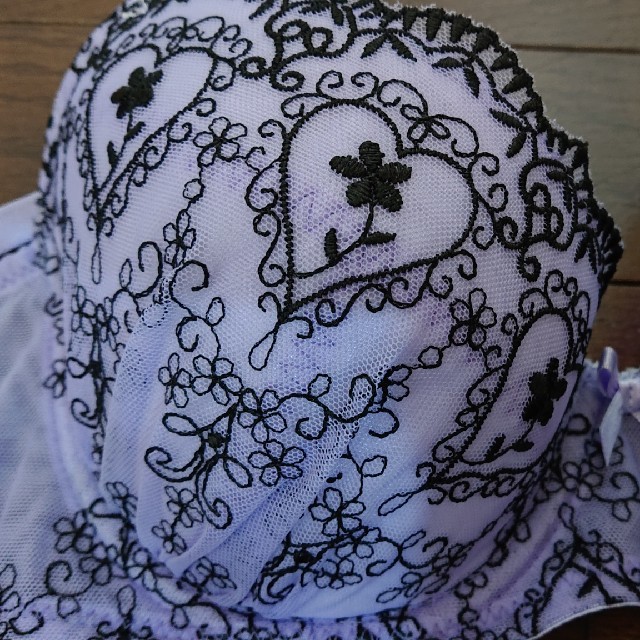 ブラジャー 刺繍 薄紫 Ｅ75 レディースの下着/アンダーウェア(ブラ)の商品写真