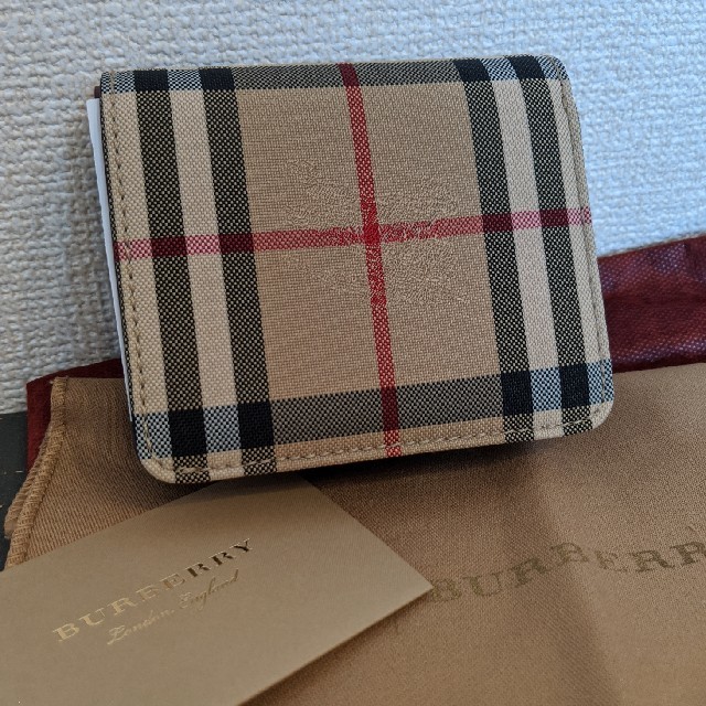 BURBERRY - バーバリー 財布 二つ折り 新品✨の通販 by イッチー's ... 未使用品★バーバリーロンドンイングランド 8021188 カラビナ付 ラウンドZIP 二つ折 ホログラムチェック ウォレット/財布 茶系 保管袋付き