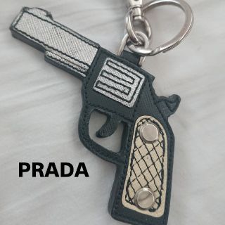 プラダ(PRADA)のPRADA プラダ ピストル型モチーフ キーホルダー(キーホルダー)