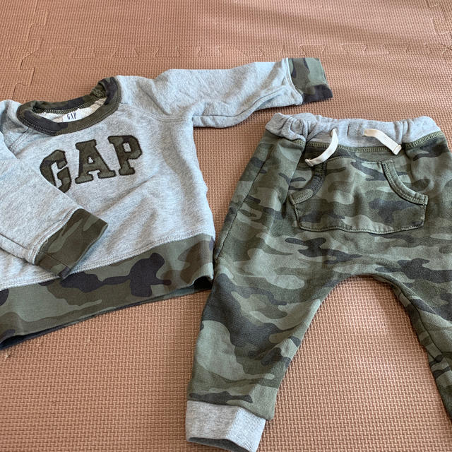 babyGAP(ベビーギャップ)の迷彩柄トレーナー&ズボンセット キッズ/ベビー/マタニティのベビー服(~85cm)(パンツ)の商品写真