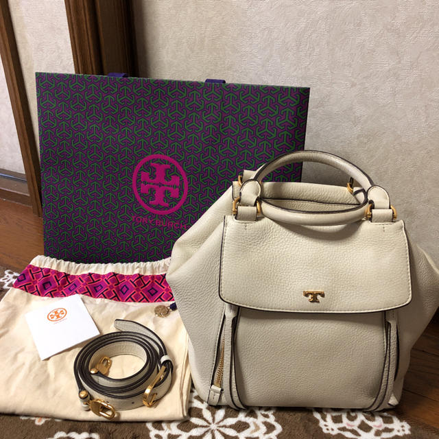 Tory Burch(トリーバーチ)の値下げ！トリーバーチ　ハーフムーン　ショルダーバッグ　ホワイト レディースのバッグ(ショルダーバッグ)の商品写真