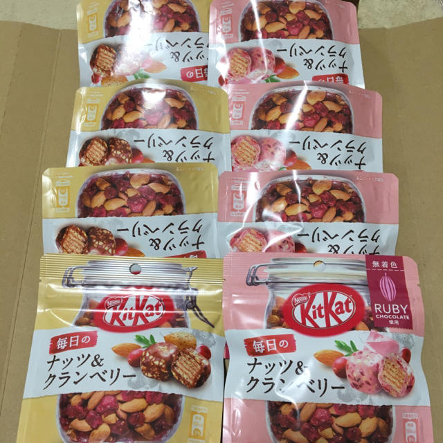 Nestle(ネスレ)のSALE ネスレ  毎日のナッツ&クランベリー　8袋セット 食品/飲料/酒の食品(菓子/デザート)の商品写真