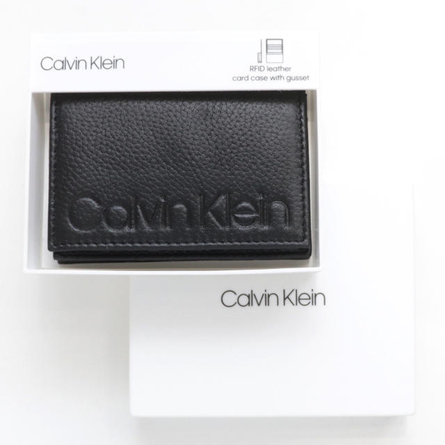 Calvin Klein(カルバンクライン)の新品 カルバンクライン 名刺入れ 二つ折り カードケース 人気 型押し ブラック メンズのファッション小物(名刺入れ/定期入れ)の商品写真