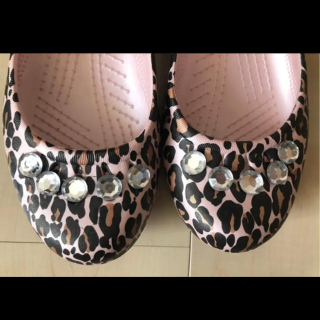 crocs(クロックス)のクロックス サンダル 豹柄 レオパード ピンク アクセ付き キラキラ 8サイズ レディースの靴/シューズ(サンダル)の商品写真