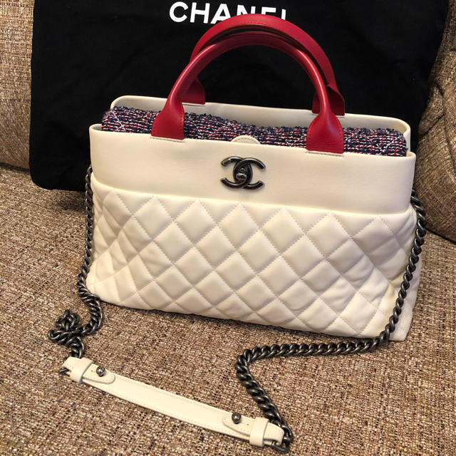 CHANEL(シャネル)のCHANELハンドバッグお取り置き品とも様専用 レディースのバッグ(ハンドバッグ)の商品写真