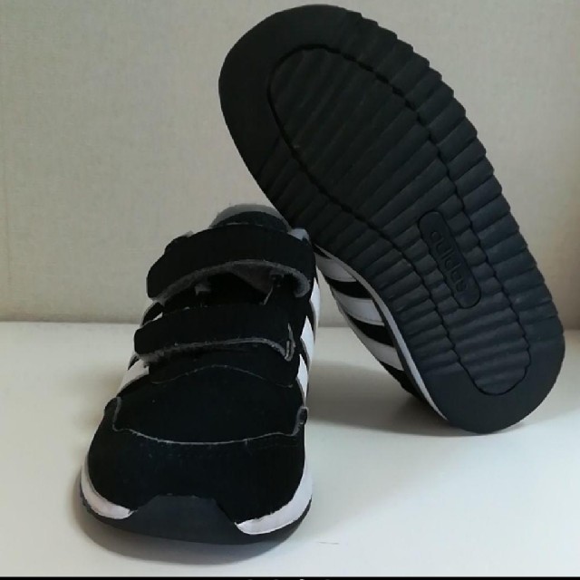 adidas(アディダス)のアディダス スニーカー　キッズ　15cm キッズ/ベビー/マタニティのキッズ靴/シューズ(15cm~)(スニーカー)の商品写真