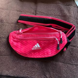 アディダス(adidas)のランニングポーチ(ボディバッグ/ウエストポーチ)