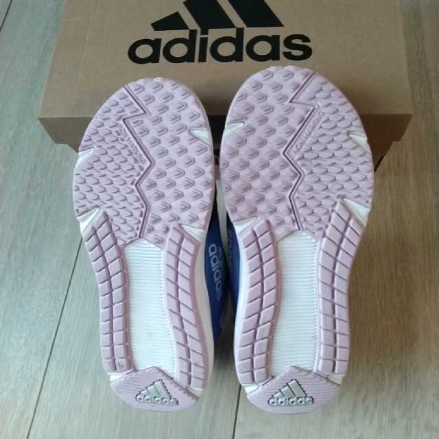 adidas(アディダス)のadidas スニーカー 18.5cm☆送料込み キッズ/ベビー/マタニティのキッズ靴/シューズ(15cm~)(スニーカー)の商品写真