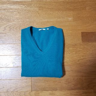 ユニクロ(UNIQLO)のユニクロ　カシミヤVネックセーター　新品(ニット/セーター)