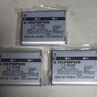 オリンパス(OLYMPUS)の3個セット OLYMPUS純正リチウムイオン電池LI-50B(バッテリー/充電器)