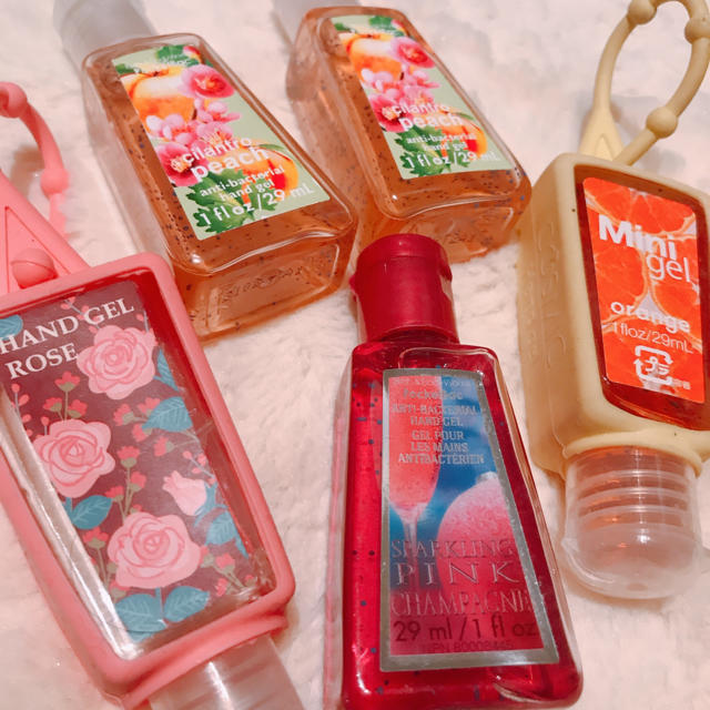 Bath & Body Works(バスアンドボディーワークス)の抗菌ハンドジェル5本プラスホルダー2個　計7点セット インテリア/住まい/日用品のキッチン/食器(アルコールグッズ)の商品写真