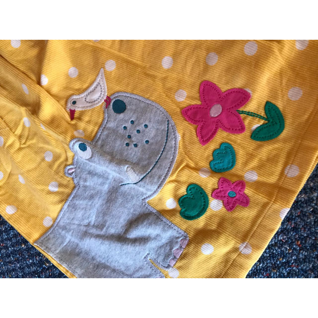 Boden(ボーデン)の新品　Frugi  コーディロイワンピース　サイと鳥さん キッズ/ベビー/マタニティのキッズ服女の子用(90cm~)(ワンピース)の商品写真