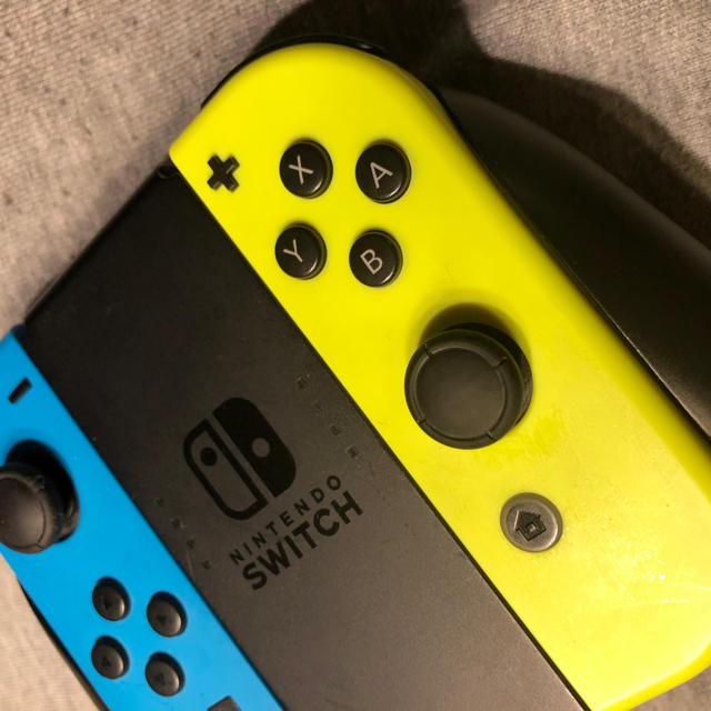 Nintendo Switch(ニンテンドースイッチ)のswitch スウィッチ　コントローラー　右のみ エンタメ/ホビーのゲームソフト/ゲーム機本体(その他)の商品写真