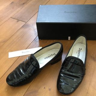 レペット(repetto)のレペット マイケル パテント黒 37 (23cm) 定価4万(ローファー/革靴)