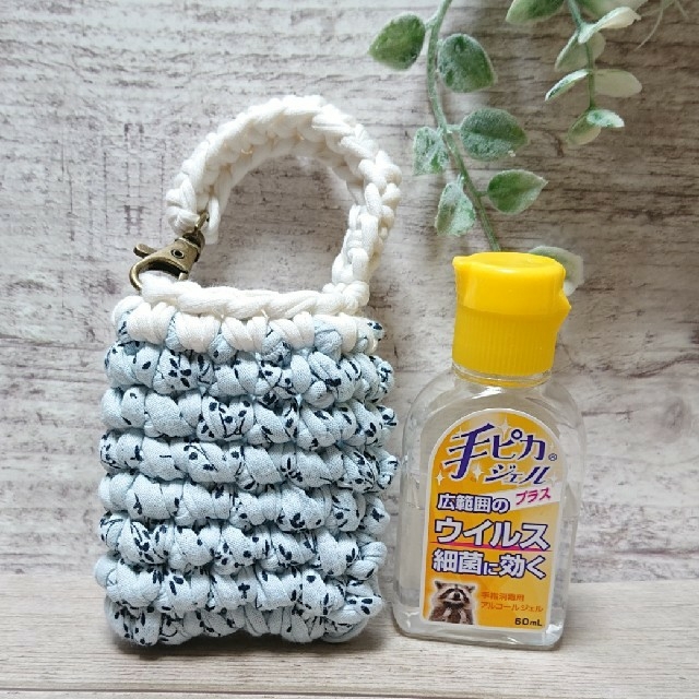 ☆sold out☆手ピカジェルホルダー☆水色小花×白①☆ ハンドメイドのキッズ/ベビー(外出用品)の商品写真