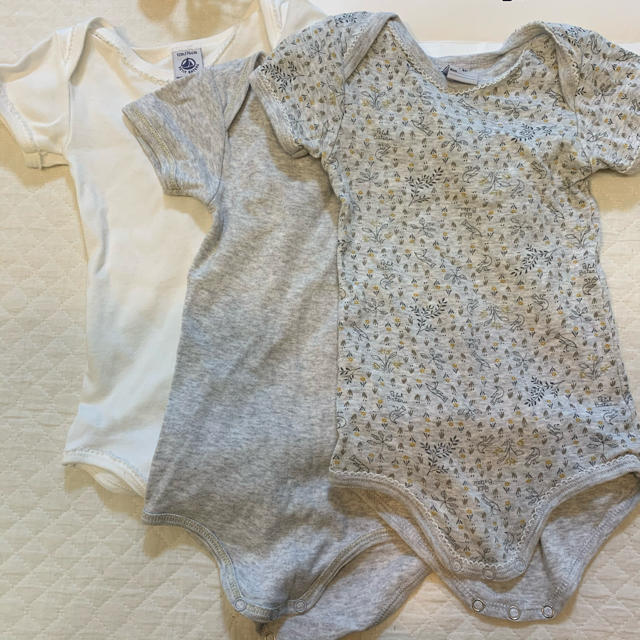 PETIT BATEAU(プチバトー)のプチバトー　半袖ロンパース　３枚セット　PETIT BATEAU キッズ/ベビー/マタニティのベビー服(~85cm)(ロンパース)の商品写真