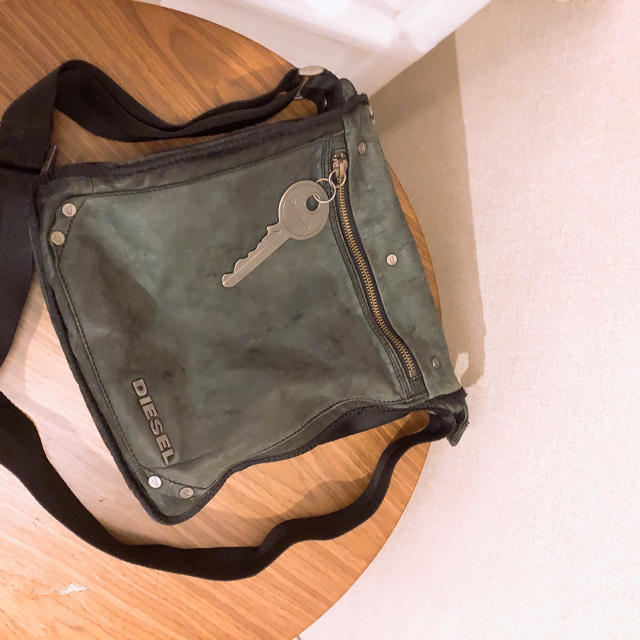 DIESEL(ディーゼル)のディーゼル　diesel レザートートバック　ユニセックス　キーアクセサリー メンズのバッグ(ショルダーバッグ)の商品写真