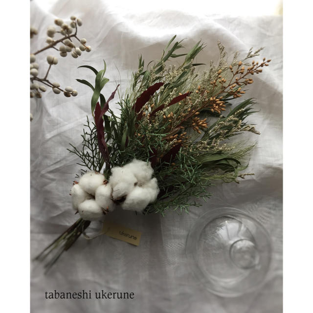 初雪のようなフワフワの綿花と針葉樹を束ねた秋冬に添える スワッグ ドライフラワー ハンドメイドのフラワー/ガーデン(ドライフラワー)の商品写真