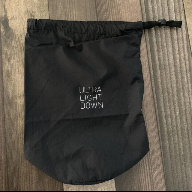 UNIQLO(ユニクロ)のユニクロ　ウルトラライトダウン　収納袋 メンズのジャケット/アウター(ダウンジャケット)の商品写真