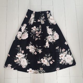 ベルシュカ(Bershka)の♪Bershka 花柄スカート美品♪(ひざ丈スカート)