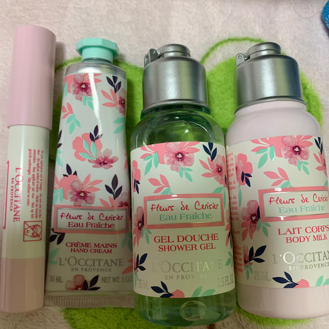 L'OCCITANE(ロクシタン)のロクシタン４点セット　にっひーさん専用 コスメ/美容のボディケア(ハンドクリーム)の商品写真