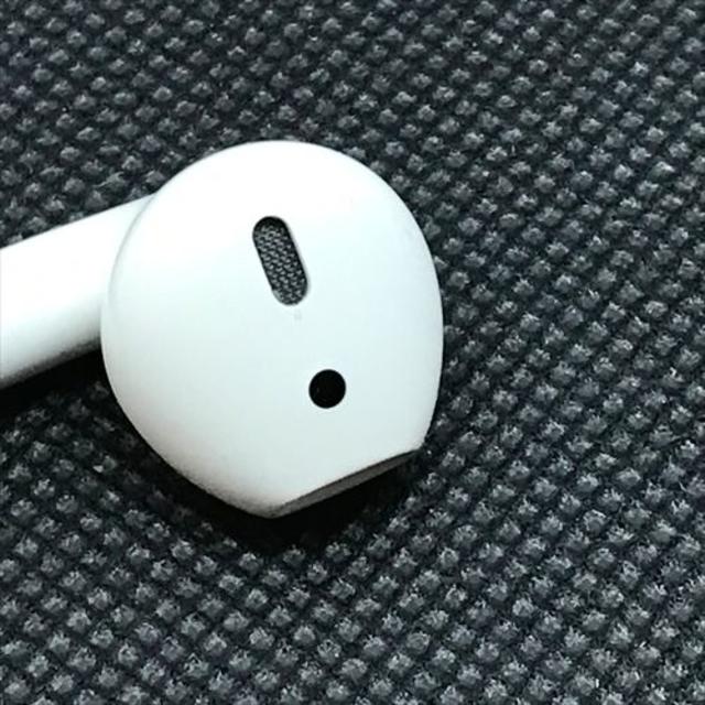 Apple(アップル)のApple純正第1世代 AirPods イヤホン 片耳 左（L）のみ(埼2 スマホ/家電/カメラのオーディオ機器(ヘッドフォン/イヤフォン)の商品写真