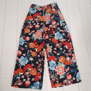 ザラ(ZARA)の♪ZARA BASIC華やかパンツ美品♪(カジュアルパンツ)