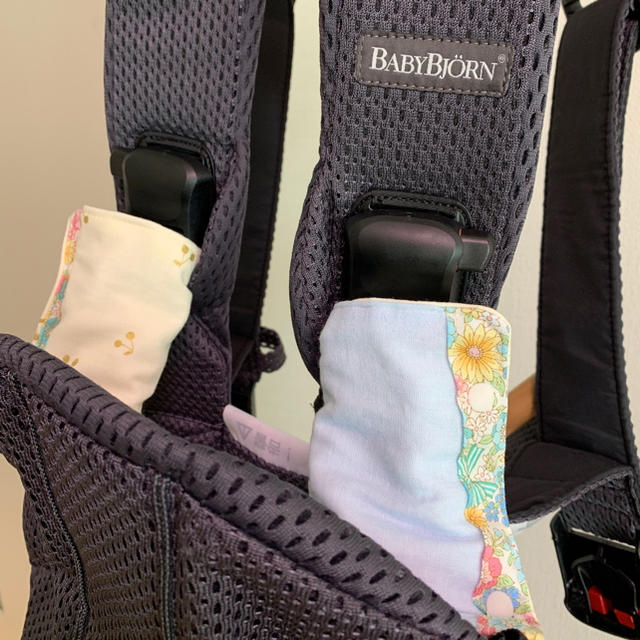 BABYBJORN(ベビービョルン)の防水シート入り　抱っこ紐よだれカバー　ベビージョルン キッズ/ベビー/マタニティの外出/移動用品(抱っこひも/おんぶひも)の商品写真