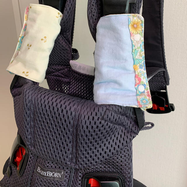 BABYBJORN(ベビービョルン)の防水シート入り　抱っこ紐よだれカバー　ベビージョルン キッズ/ベビー/マタニティの外出/移動用品(抱っこひも/おんぶひも)の商品写真