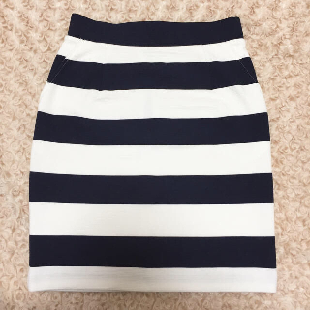 BLISS POINT(ブリスポイント)の白と紺✴︎ボーダースカート レディースのスカート(ひざ丈スカート)の商品写真