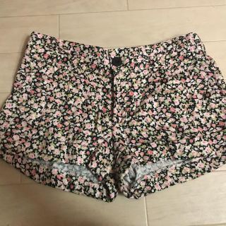 フォーエバートゥエンティーワン(FOREVER 21)のFOREVER21 花柄ショートパンツ(ショートパンツ)