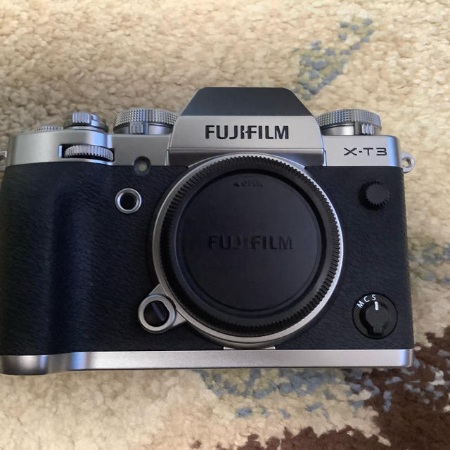 富士フイルム(フジフイルム)の富士フィルム　x-t3 シルバー　新品同様品 スマホ/家電/カメラのカメラ(ミラーレス一眼)の商品写真