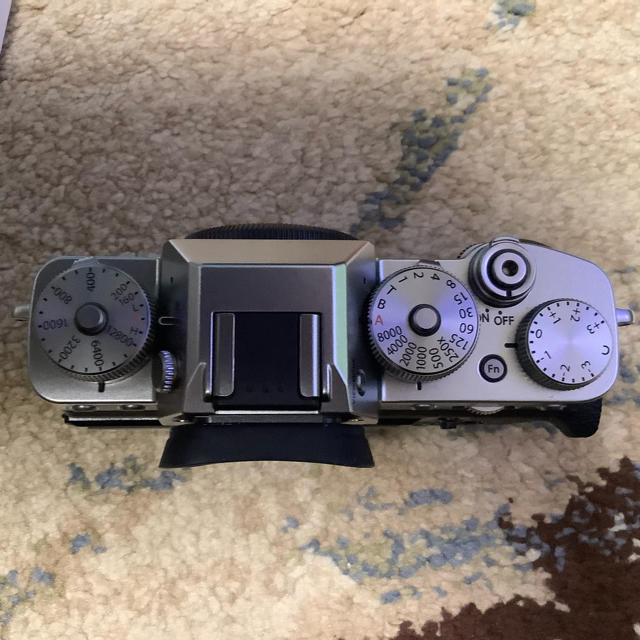 富士フイルム(フジフイルム)の富士フィルム　x-t3 シルバー　新品同様品 スマホ/家電/カメラのカメラ(ミラーレス一眼)の商品写真