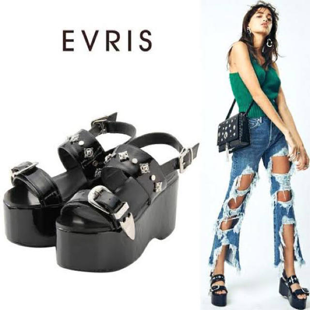 EVRIS(エヴリス)のEVRIS エンボスエナメルバックルウェッジサンダル　値下げ中！ レディースの靴/シューズ(サンダル)の商品写真