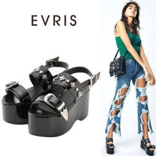 エヴリス(EVRIS)のEVRIS エンボスエナメルバックルウェッジサンダル　値下げ中！(サンダル)