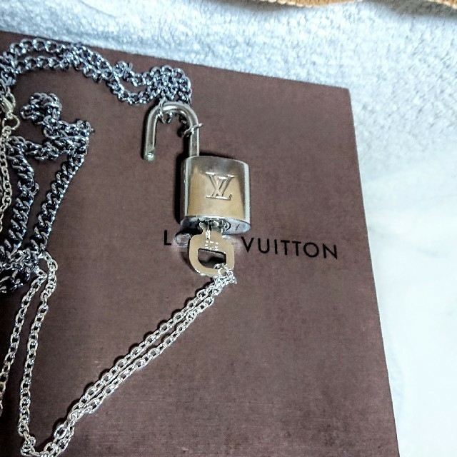 LOUIS VUITTON(ルイヴィトン)のルイヴィトン シルバー カデナ南京錠、鍵付き メンズのアクセサリー(ネックレス)の商品写真