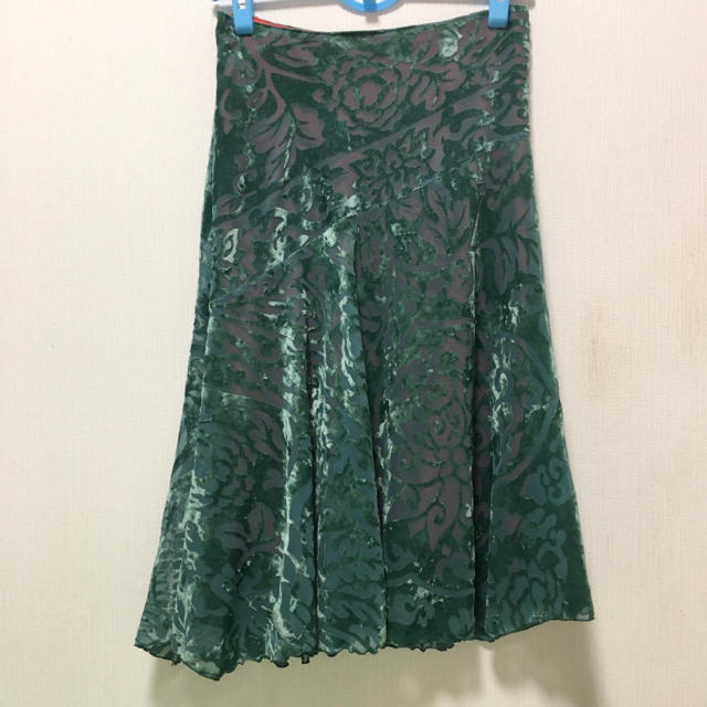 VIVIENNE TAM(ヴィヴィアンタム)のVIVIENNE TAM  素敵なベロア素材の総柄スカート　日本製 レディースのスカート(ひざ丈スカート)の商品写真