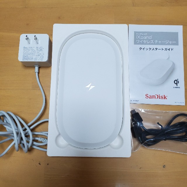 SanDisk(サンディスク)のixpand ワイヤレスチャージャー 256GB スマホ/家電/カメラのスマートフォン/携帯電話(バッテリー/充電器)の商品写真