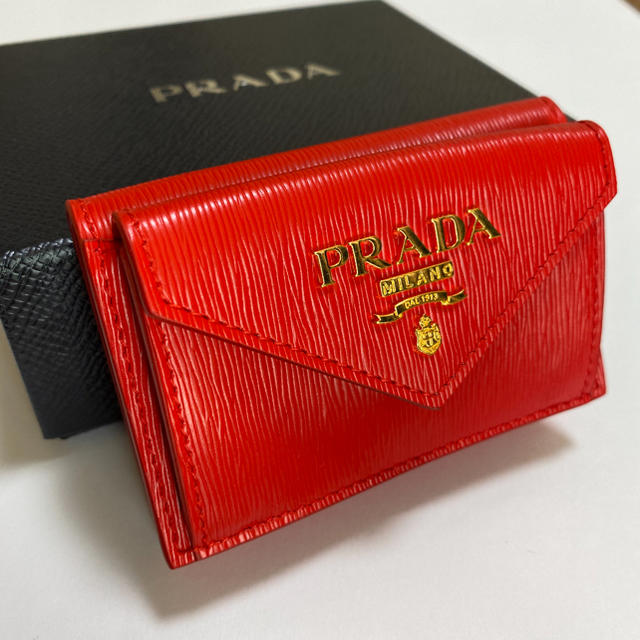 PRADA(プラダ)の専用です！【新品 箱付き】PRADA  レター型 コンパクト 三つ折り財布  レディースのファッション小物(財布)の商品写真