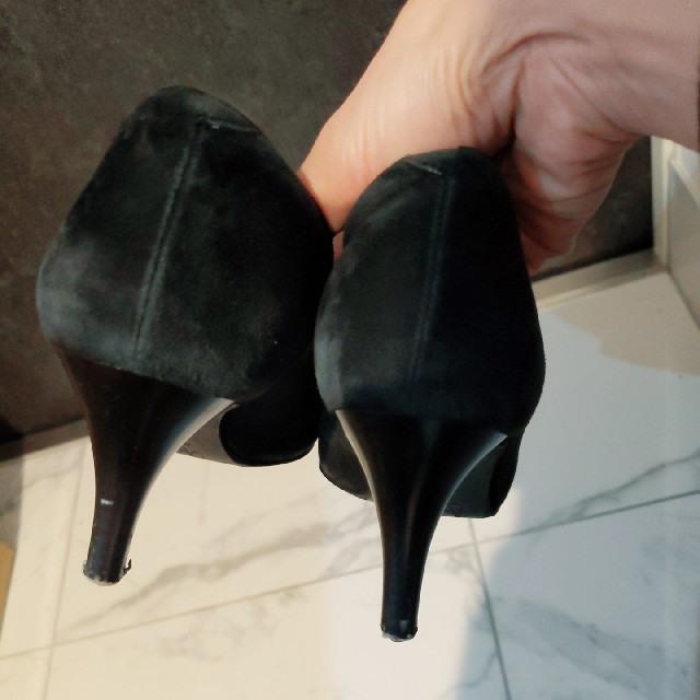 GINZA Kanematsu(ギンザカネマツ)の【かねまつ】黒スウェードパンプス難あり レディースの靴/シューズ(ハイヒール/パンプス)の商品写真