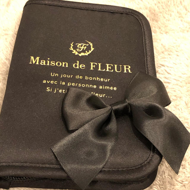 Maison de FLEUR(メゾンドフルール)のMaison de FLEUR パスポートケース インテリア/住まい/日用品の日用品/生活雑貨/旅行(旅行用品)の商品写真