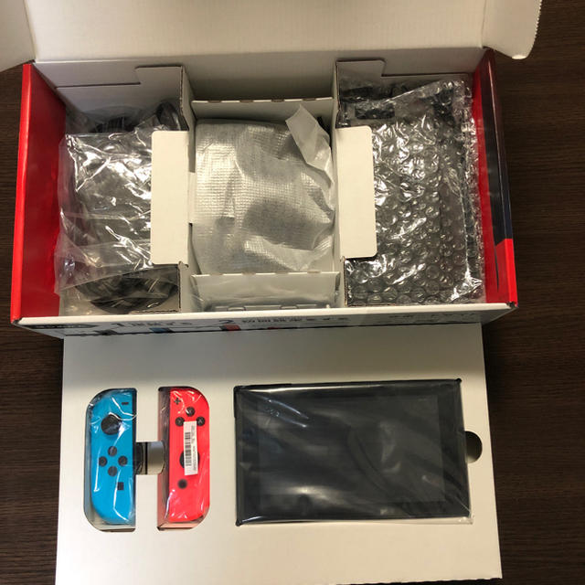 Nintendo Switch(ニンテンドースイッチ)のjun様専用　Nintendo Switch本体　美品 エンタメ/ホビーのゲームソフト/ゲーム機本体(家庭用ゲーム機本体)の商品写真