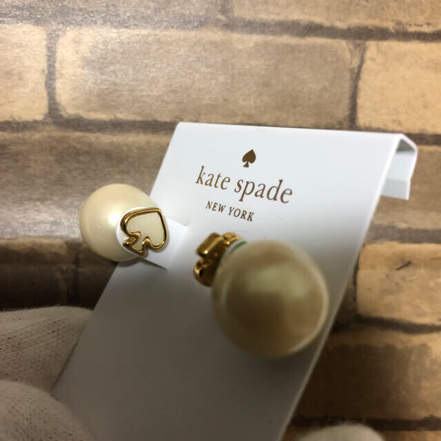 kate spade new york(ケイトスペードニューヨーク)の【新品未使用】ケイトスペード  パール　スペード レディースのアクセサリー(ピアス)の商品写真